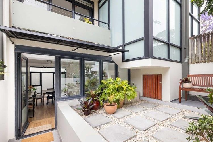 Peaceful indoor-outdoor townhouse close to King St