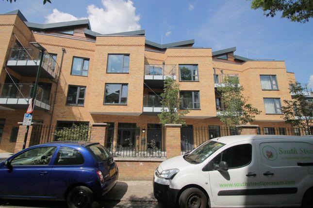 Flat for sale in Waterside Apartments, Saint Margarets TW7