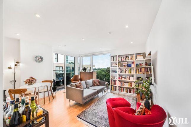 Flat for sale in Residence Tower, Woodberry Grove N4