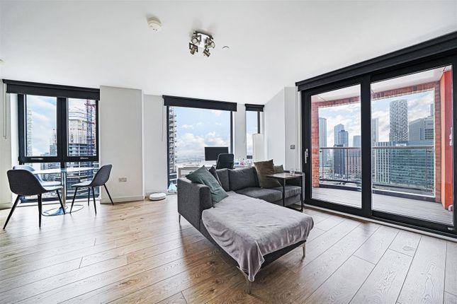 Flat for sale in Williamsburg Plaza, London E14