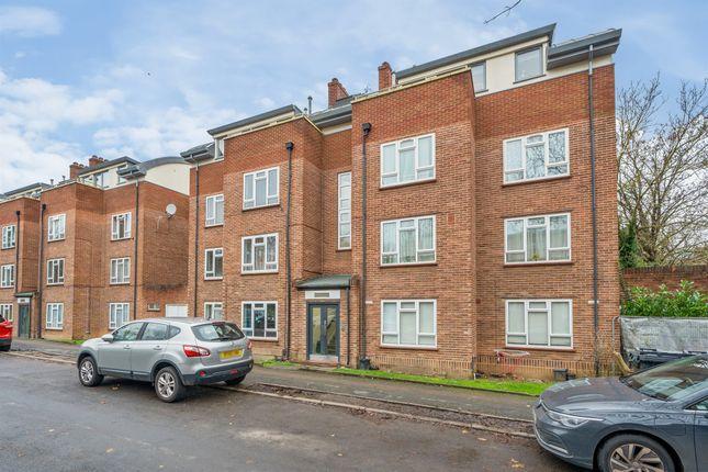 Flat for sale in Courtlands, Maidenhead SL6