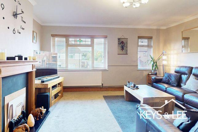 Flat for sale in Chelmsford Avenue, Romford RM5