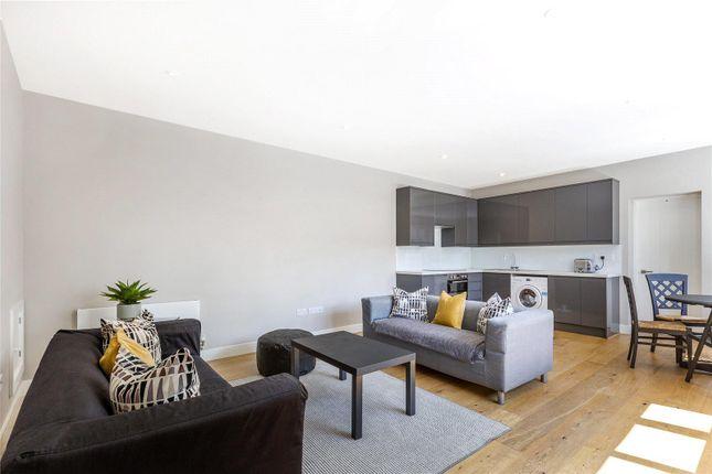 Flat to rent in Wandsworth Road, London SW8