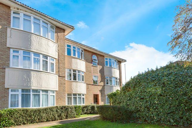 Flat for sale in Springfield Drive, Ilford, Essex IG2