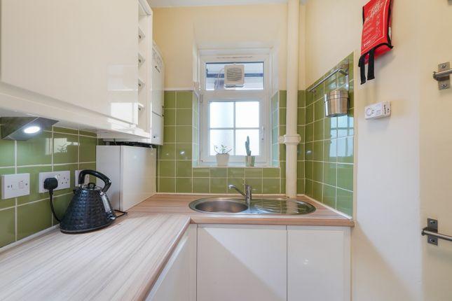 Flat to rent in Dog Kennel Hill, East Dulwich, London SE22