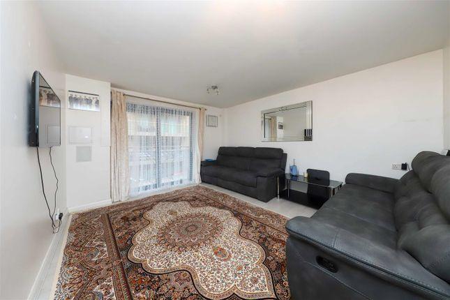 Flat for sale in Bentinck Road, Yiewsley, West Drayton UB7