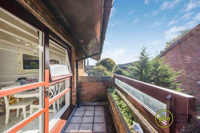 Flat for sale in Elminghton Road, Camberwell, London SE5