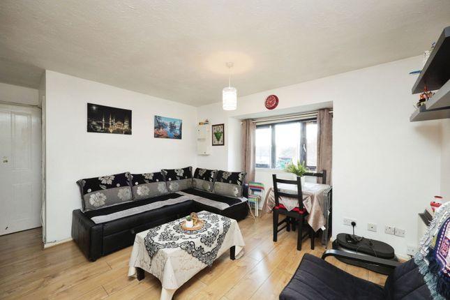 Flat for sale in Boltons Lane, Harlington, Hayes UB3