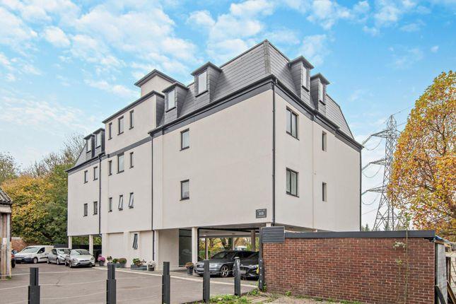 Flat for sale in London Road, Staines TW18