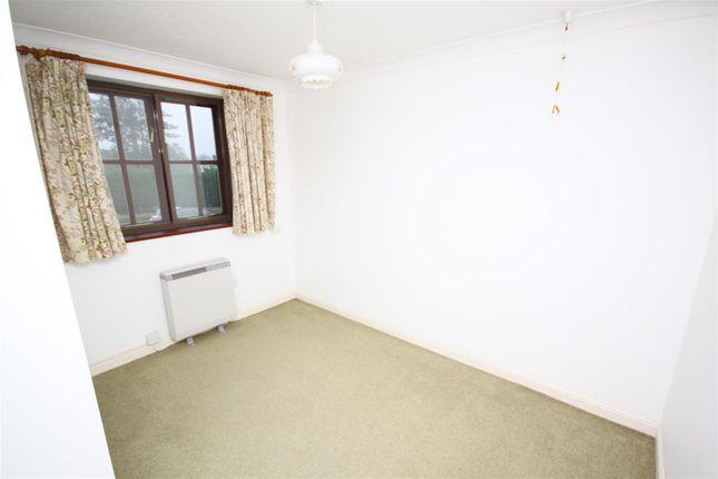 Flat for sale in Magpie Hall Lane, Bromley BR2