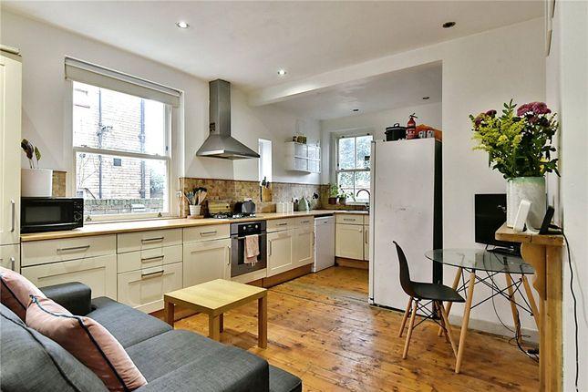 Flat for sale in Kings Avenue, London SW4