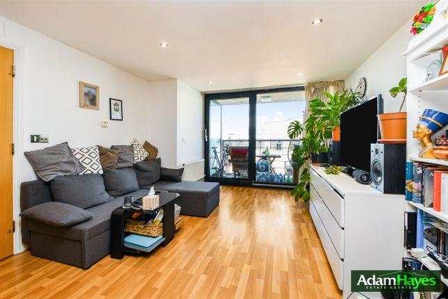 Flat for sale in Kingsway, London N12