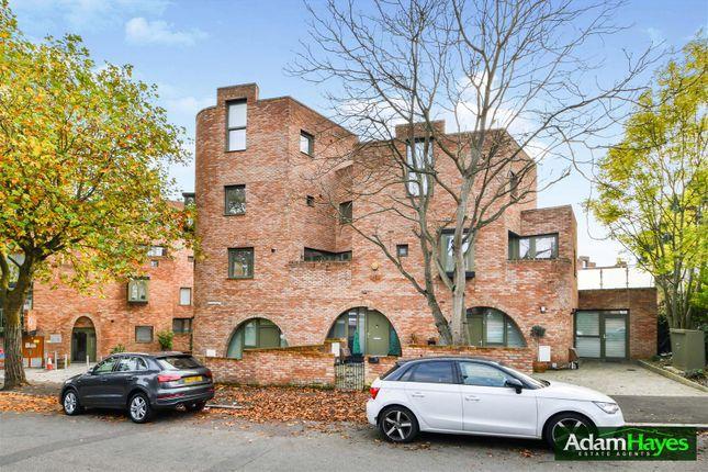 Flat for sale in Edgewood Mews, Finchley Central N3