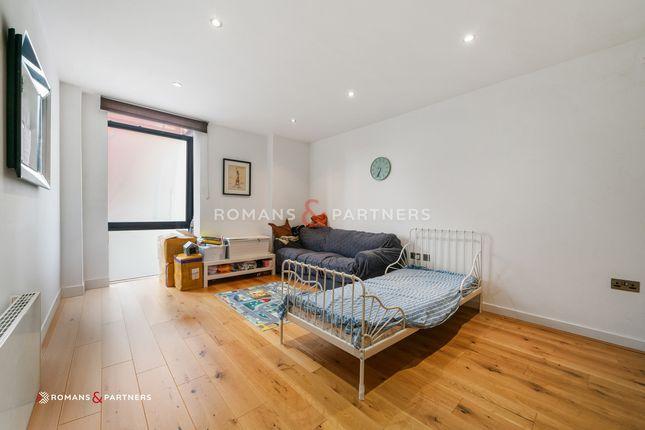 Flat for sale in Lattice House, Aldgate E1