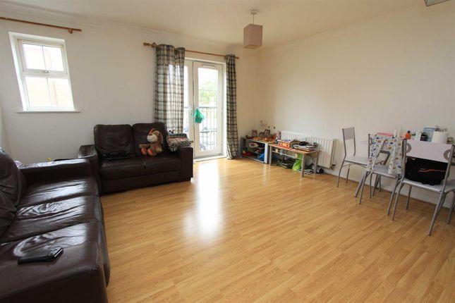 Flat for sale in Saunders Close, Ilford IG1