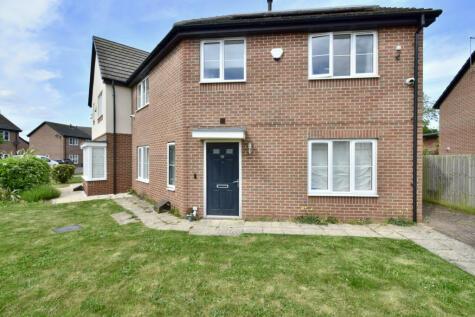 3 bedroom terraced house for sale in Hallaton Road, Leicester, LE5