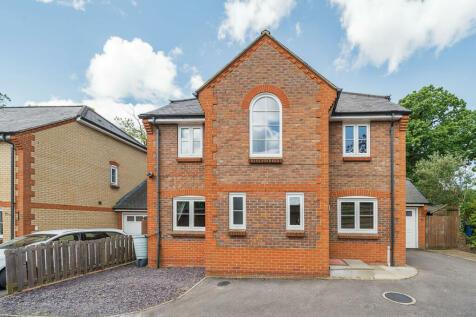4 bedroom detached house for sale in Woodland Crescent,  Farnborough , GU14