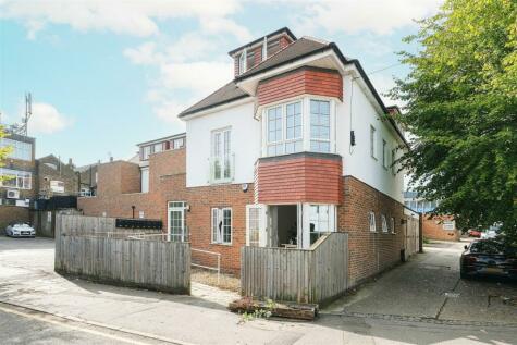 1 bedroom ground floor flat for sale in Connaught Avenue, North Chingford, E4