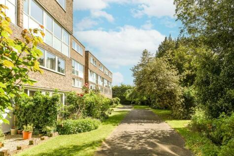 2 bedroom flat for sale in Woodleigh, Churchfields, London, E18
