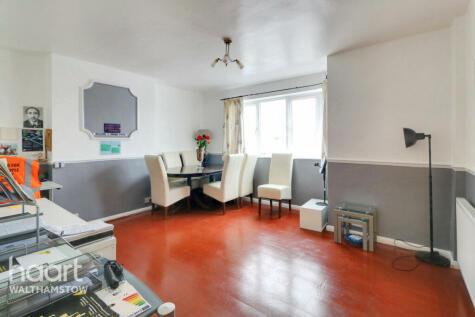 2 bedroom apartment for sale in Valley Side Parade, Chingford, E4
