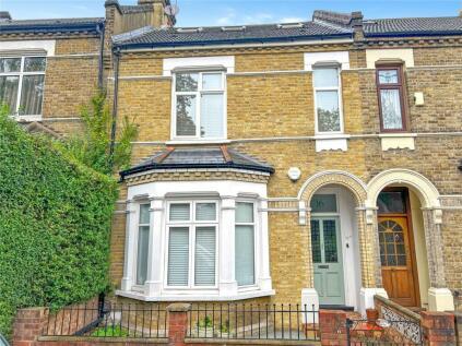 3 bedroom flat for sale in St. Margarets Grove, Plumstead Common, London, SE18