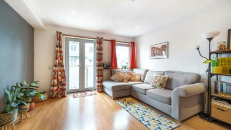 2 bedroom flat for sale in Eldon Court, Slaney Road, Romford, RM1 3GN, RM1