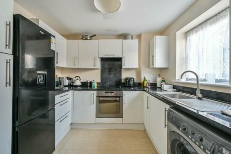 2 bedroom flat for sale in Milicent Grove, Palmers Green, London, N13