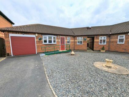 3 bedroom detached bungalow for sale in Holmefield, Farndon, Newark, NG24