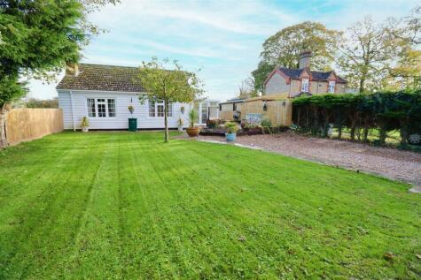 2 bedroom detached bungalow for sale in Mumby Road, Huttoft, Alford, LN13