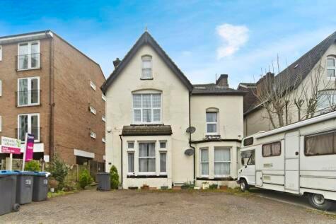 3 bedroom flat for sale in Bramley Hill, South Croydon, CR2