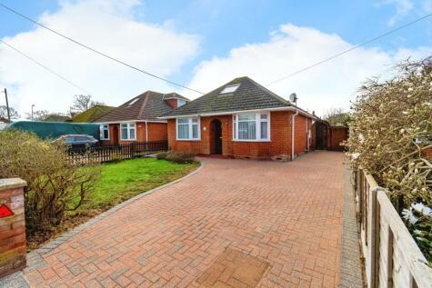 2 bedroom bungalow for sale in Calmore Road, Totton, Southampton, Hampshire, SO40