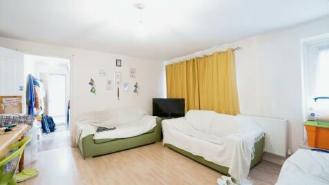 2 bedroom ground floor flat for sale in Glandford Way, Romford, RM6