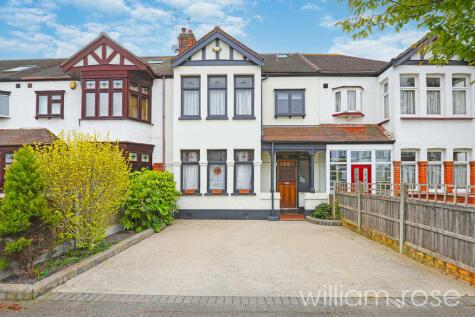 4 bedroom terraced house for sale in Cheyne Avenue, London, E18