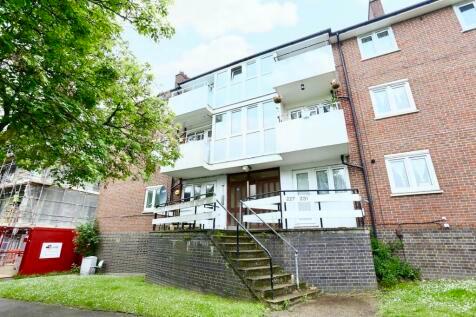 2 bedroom flat for sale in Well Hall Road, London, SE9