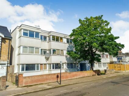 2 bedroom apartment for sale in Avenue Road, London, N15