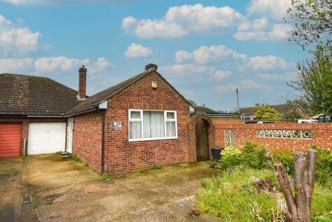 2 bedroom bungalow for sale in Hatch Lane, Harmondsworth, West Drayton, UB7