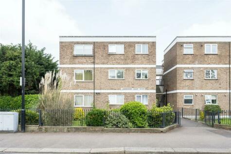 2 bedroom flat for sale in The Avenue, London, E4