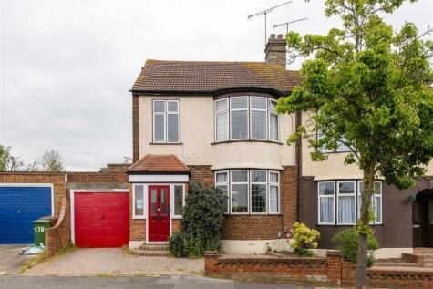 3 bedroom end of terrace house for sale in Nightingale Avenue, Highams Park, E4