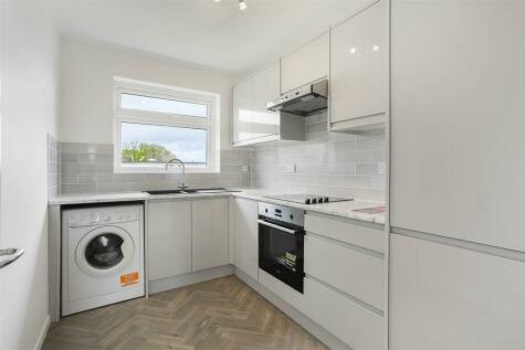 2 bedroom flat for sale in Grove Road, Sutton, SM1