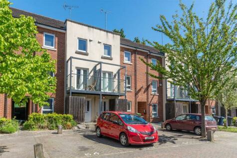 5 bedroom town house for sale in Hmo Investment, Walk Of Station, High Wycombe, HP13