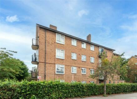 3 bedroom flat for sale in Thornhill Gardens, Leyton, London, E10