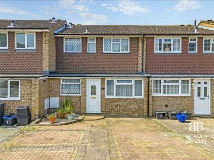 3 bedroom terraced house for sale in Hannards Way, Hainault, IG6