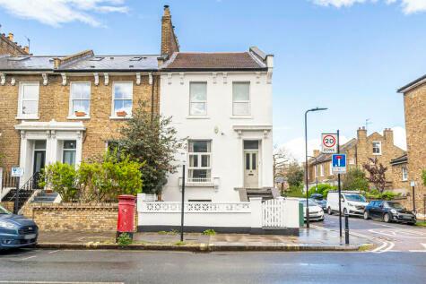 3 bedroom apartment for sale in Graham Road, Hackney, London, E8