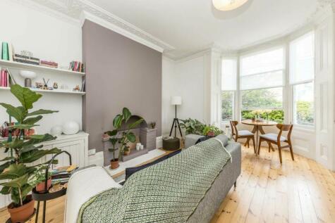 2 bedroom flat for sale in Shacklewell Lane, Dalston, E8