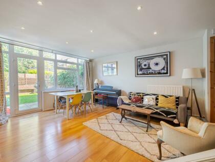 3 bedroom flat for sale in Chatham Road, SW11