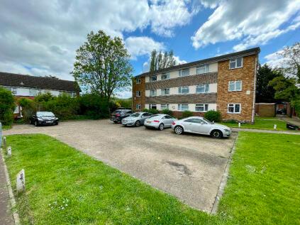 2 bedroom ground floor flat for sale in Great Cullings, Romford, RM7