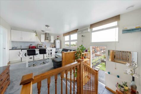 4 bedroom flat for sale in Fulham Palace Road, Hammersmith, London, W6