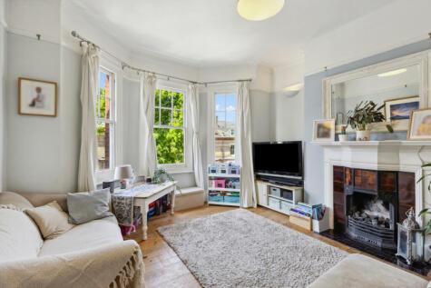 3 bedroom apartment for sale in Boundaries Road, London, SW12