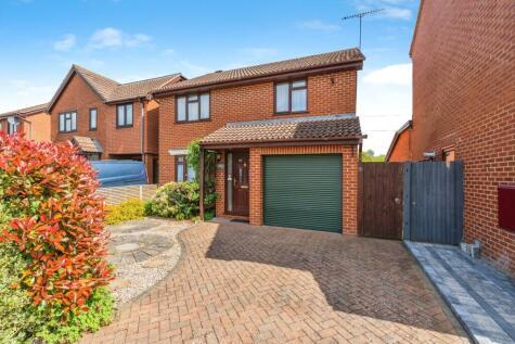 4 bedroom detached house for sale in Tamorisk Drive, Totton, Southampton, Hampshire, SO40