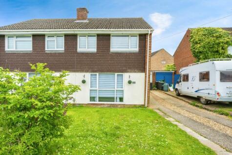 4 bedroom semi-detached house for sale in Fetlock Close, Clapham, Bedford, Bedfordshire, MK41